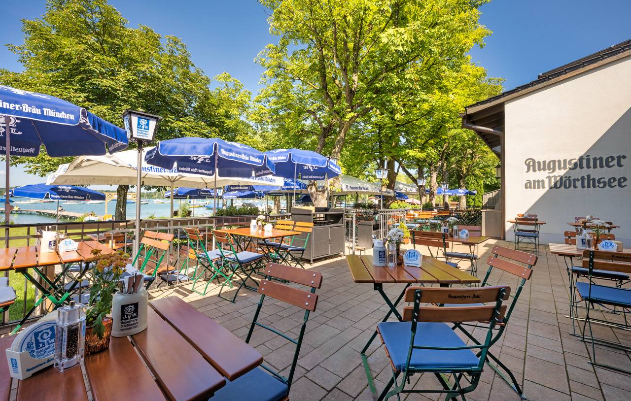 Biergarten am Wörthsee mit Augustiner-Schirmen und Seeblick